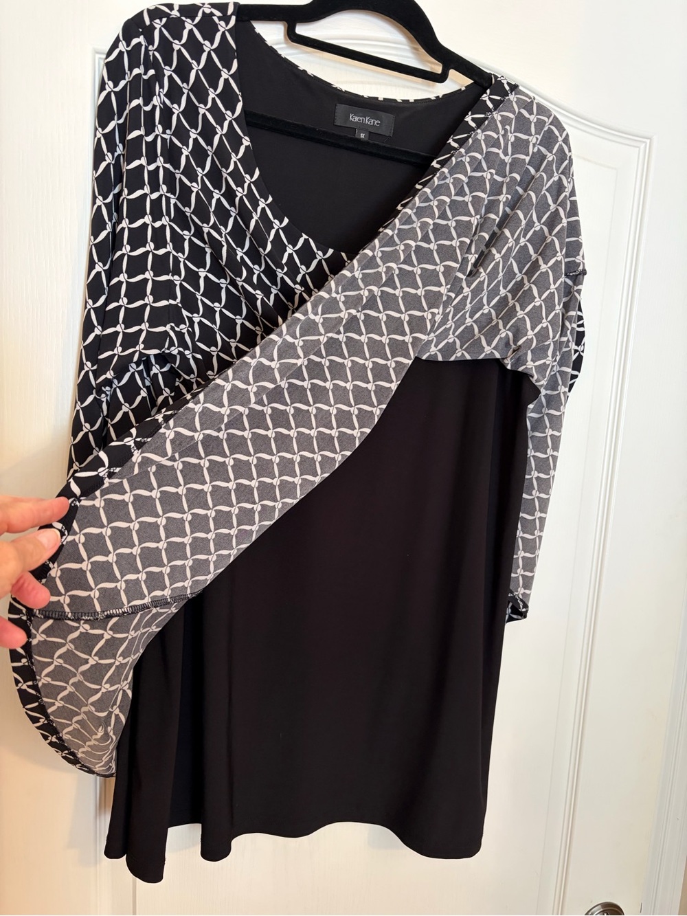 Karen Kane Black & White Patterned Scoop Neck 1X Tunic Top - Picture 3 of 8